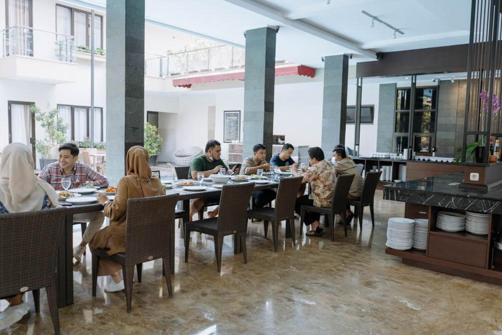 Anugrah Hotel Sukabumi Extérieur photo